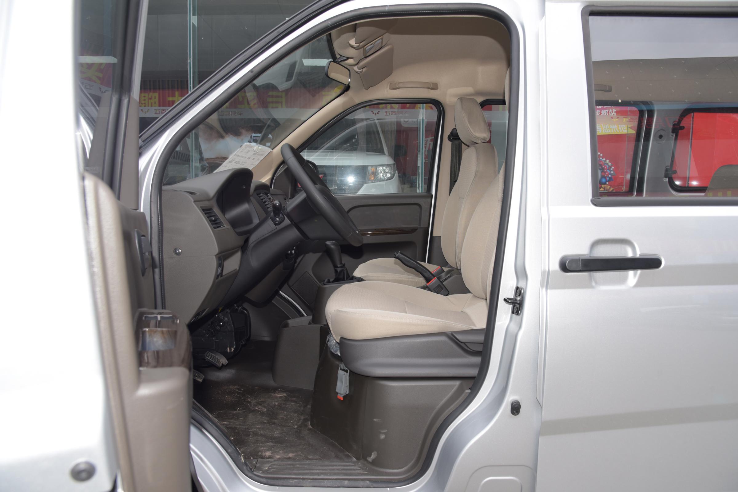 解读五菱荣光，售4.39万，经济实用的“创富”车，有何优缺点？