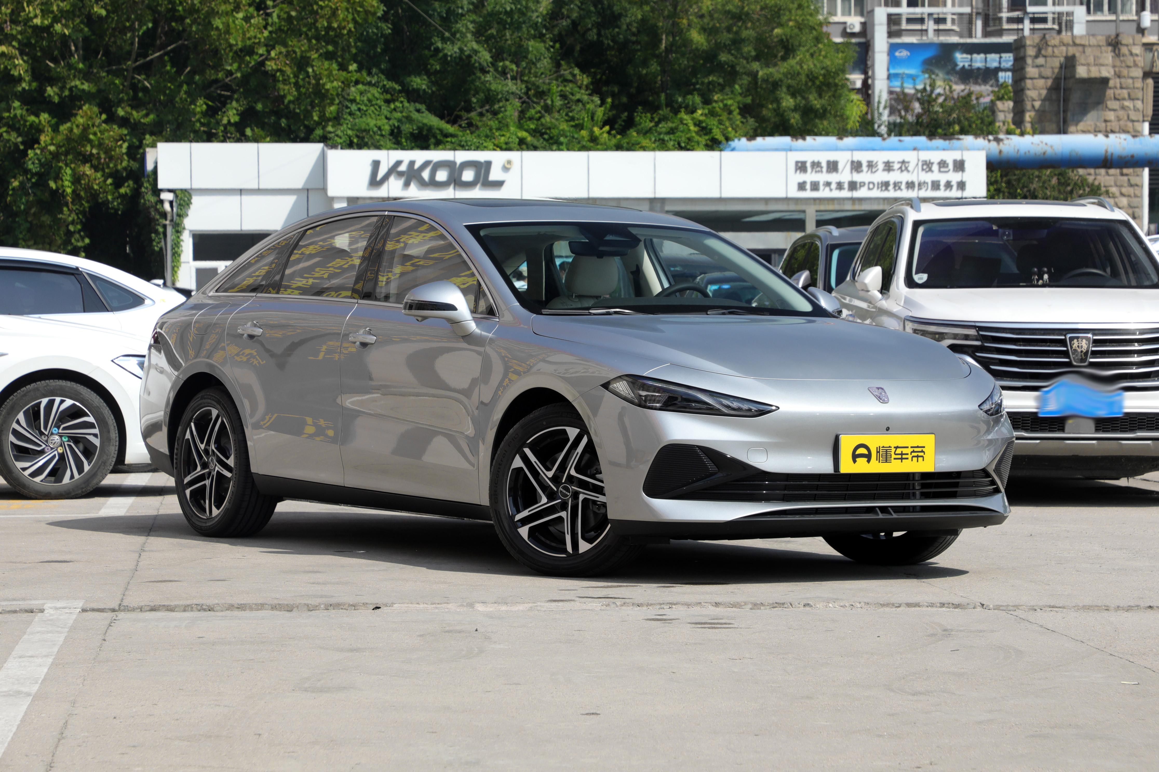 荣威d7dmh驭光蓝和刀锋银对比,插电版荣威d7值得选吗