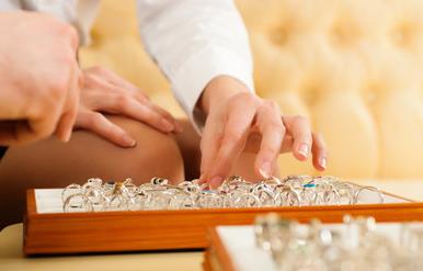 男生叫女生买戒指正常吗,男子刚认识三天给女友买东西