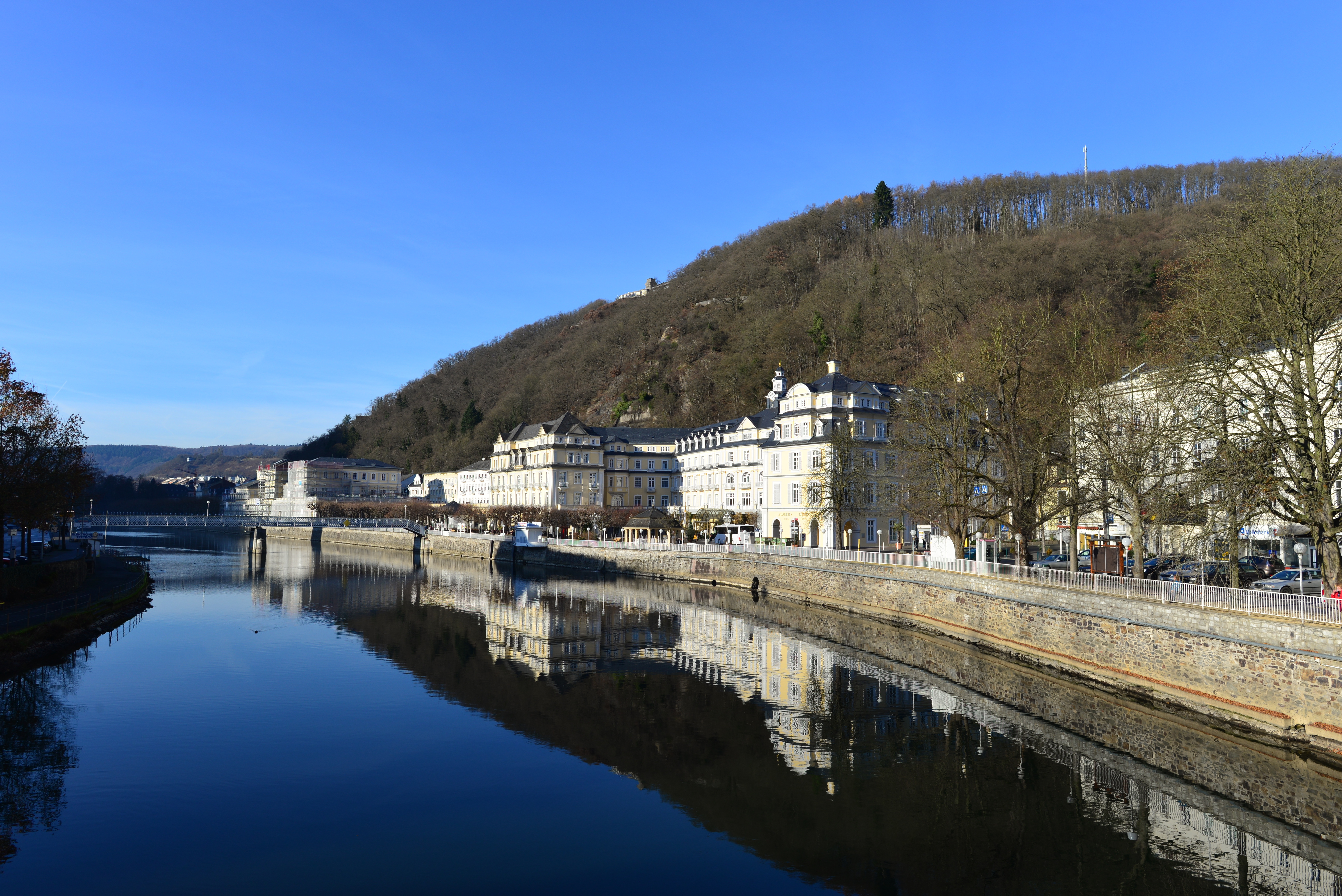 六月：姑娘们抢摘草莓，卖给别墅客的季节