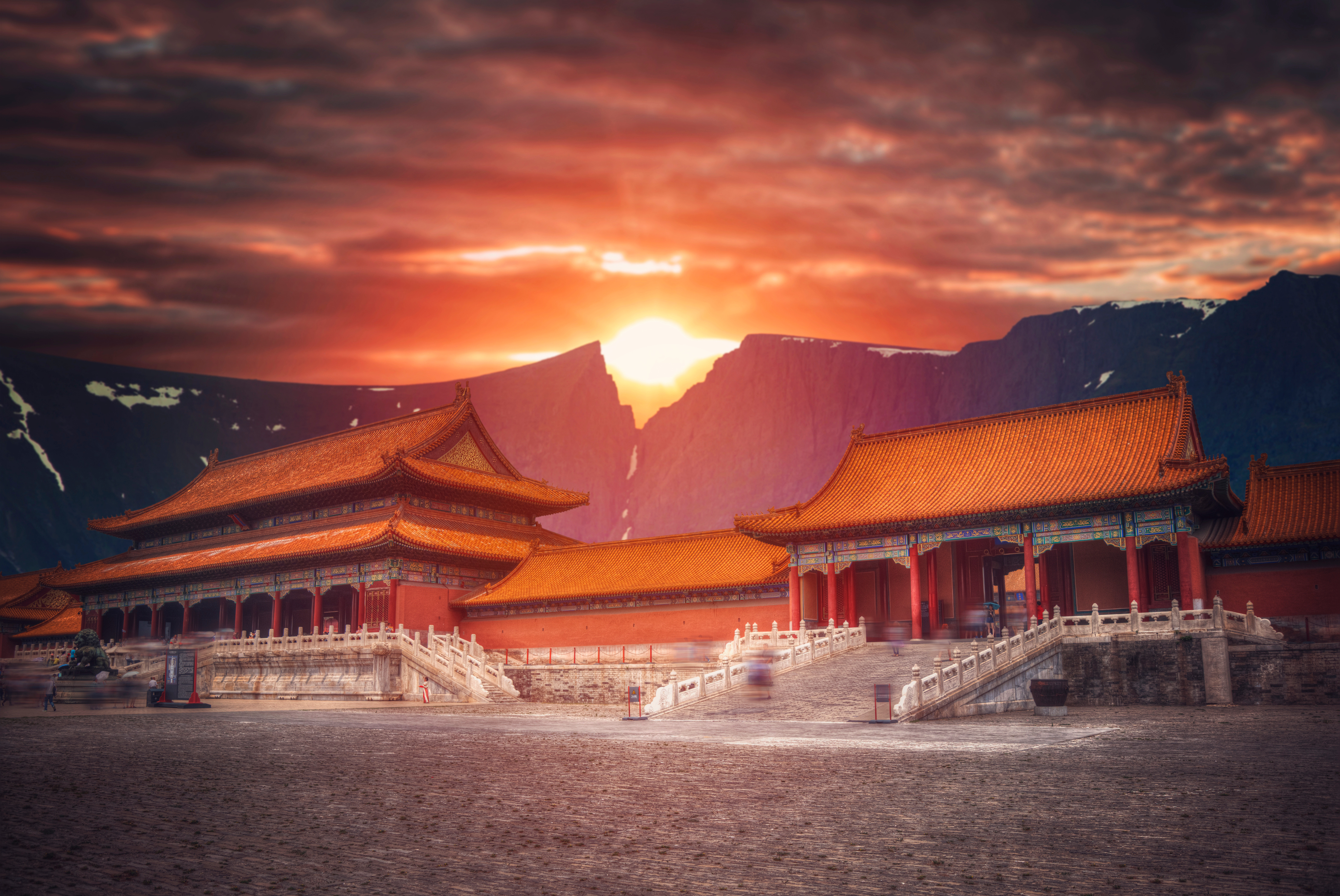 他们将铁笼高高挂起，还割掉他的眼皮，鞭打他握着铁栏杆的手腕