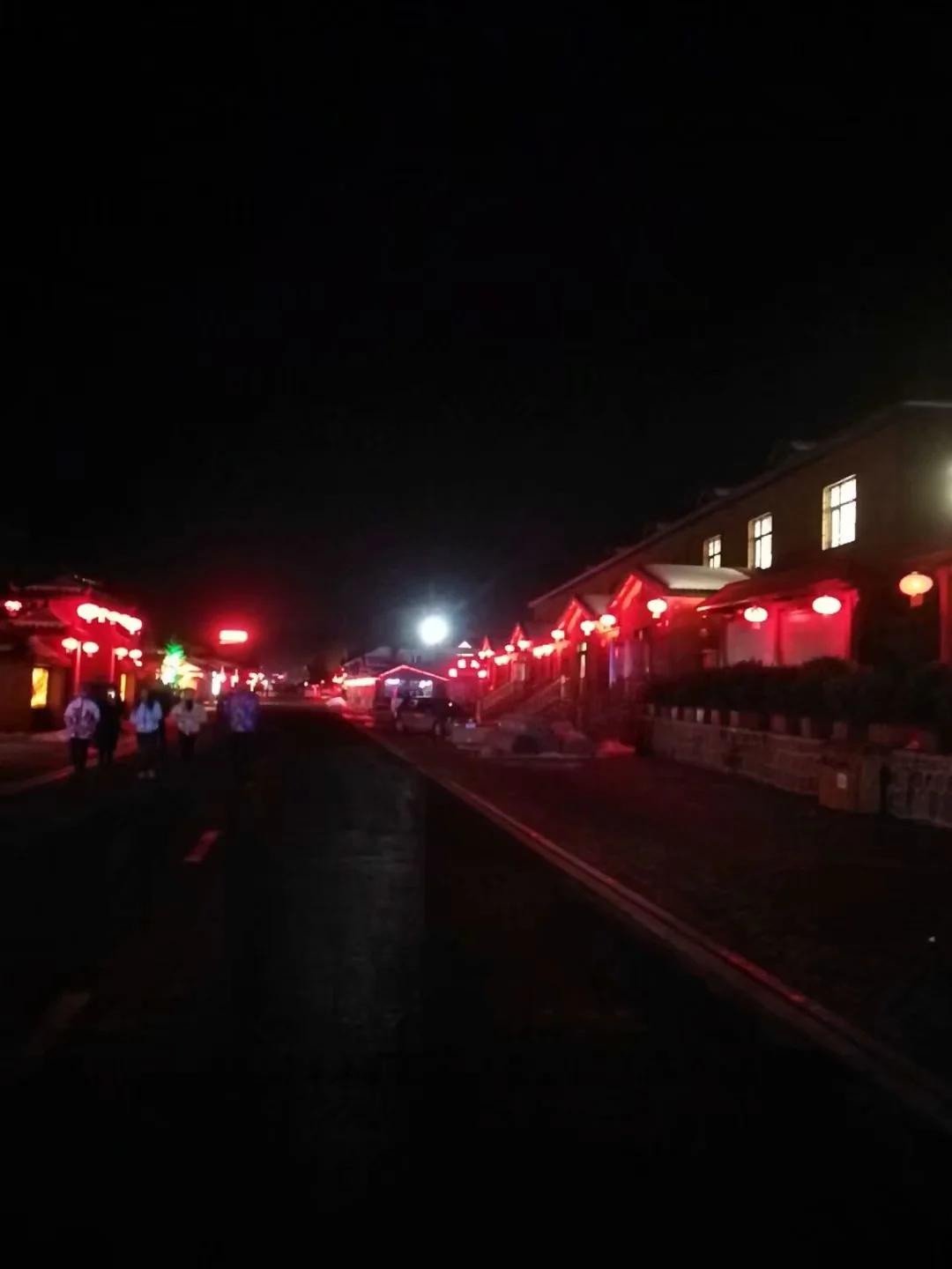 小小双峰冷凝紫气，壮美山河雪掩行踪