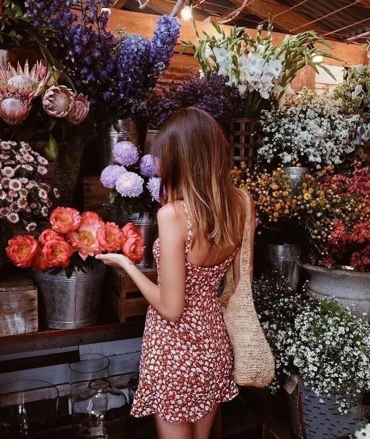 春天必备的粉色系碎花裙来了,春季碎花裙这样穿减龄优雅还高级