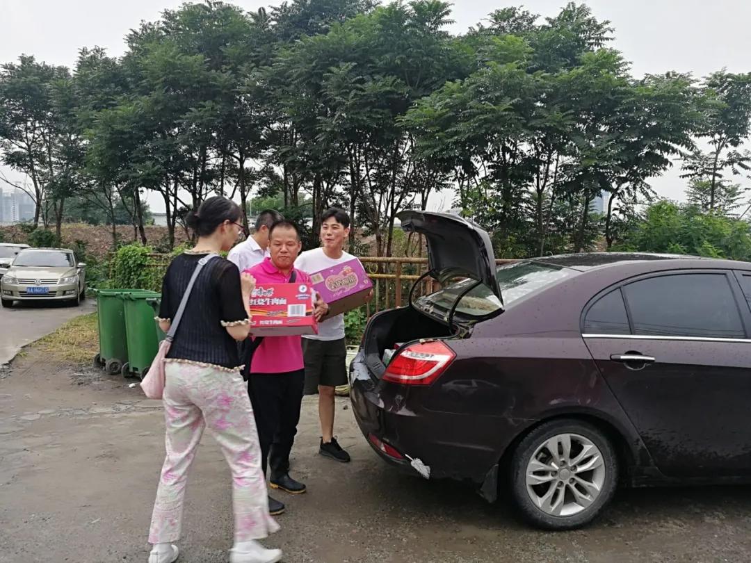 洪水无情人间有爱抗洪捐赠暖民心,洪水无情人间有爱向救援人员致敬