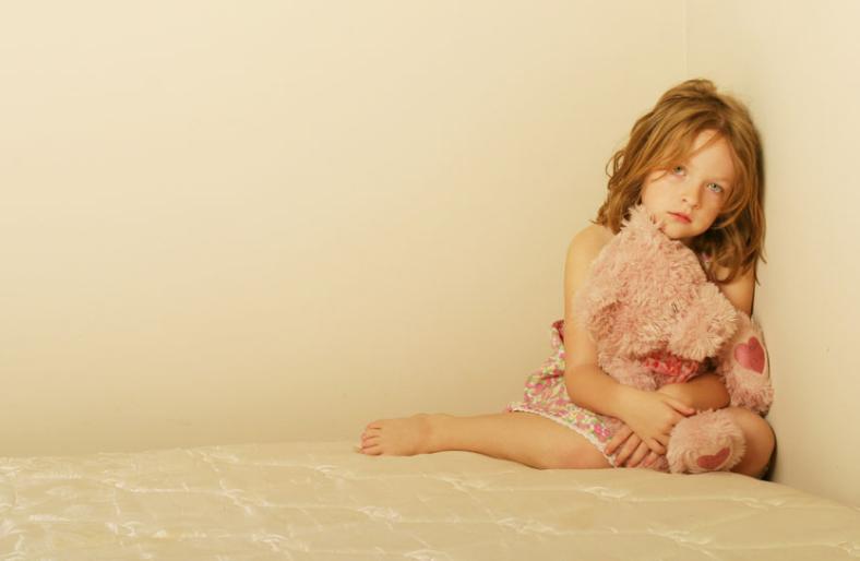 孩子爱夹腿怎么办？打骂不可取，认识夹腿综合征，快速缓解