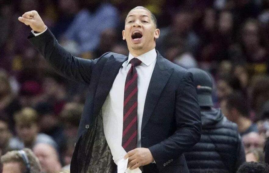 卢指导把球给小卡,卢指导战术把球给伦纳德