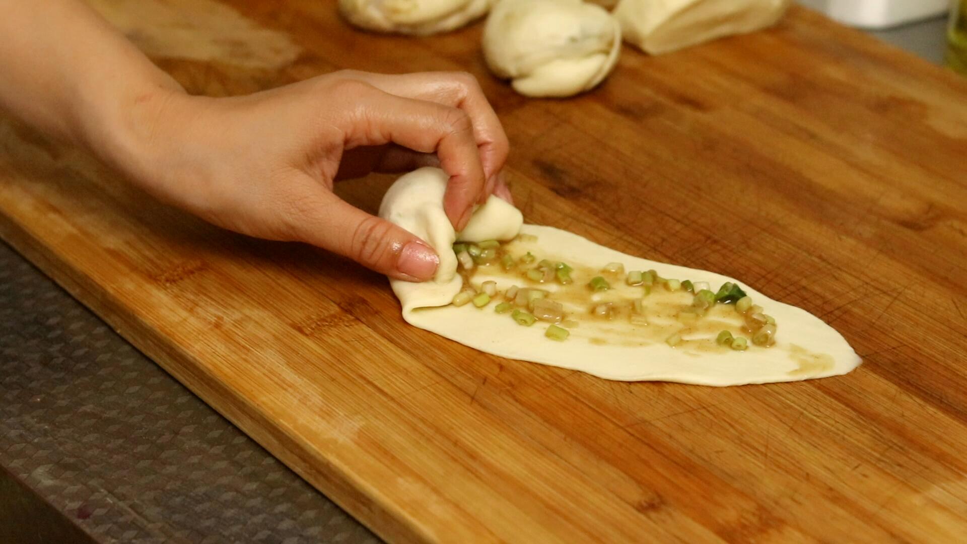 葱油饼的面要揉硬还是软一点,做葱油饼面和硬了怎么补救