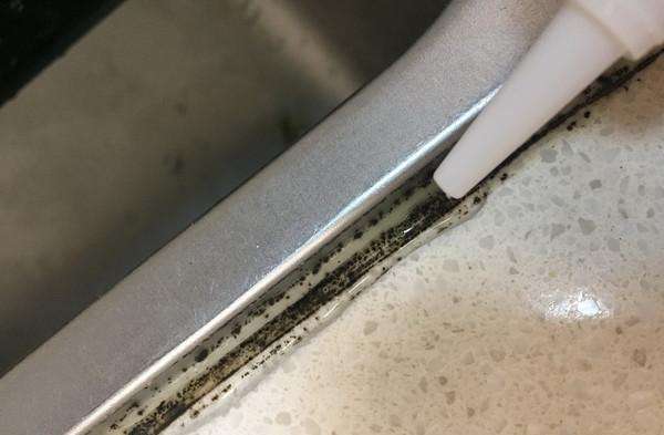 马桶底座玻璃胶好弄掉吗,马桶底座发黄是玻璃胶不好吗