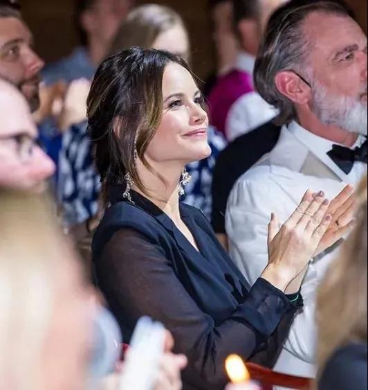 白天比基尼晚上夜店嗨小野模，怎么泡到欧洲王室最后的钻石王老五