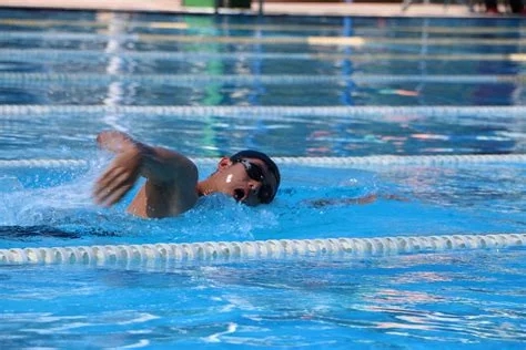 解锁游泳新姿势，这么简单的蛙泳，别告诉我你不会