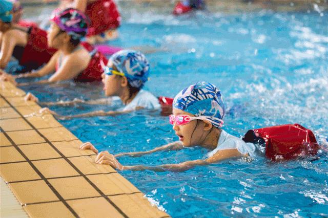 天津这所学校火了!高尔夫、足球、科学实验...孩子吵着都要来