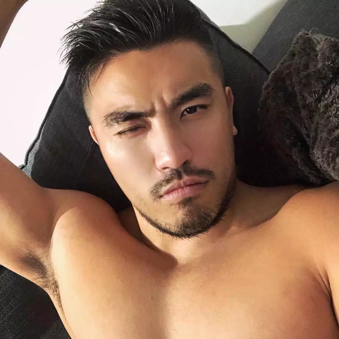 大学毕业生发传单，被精英男*养包**！