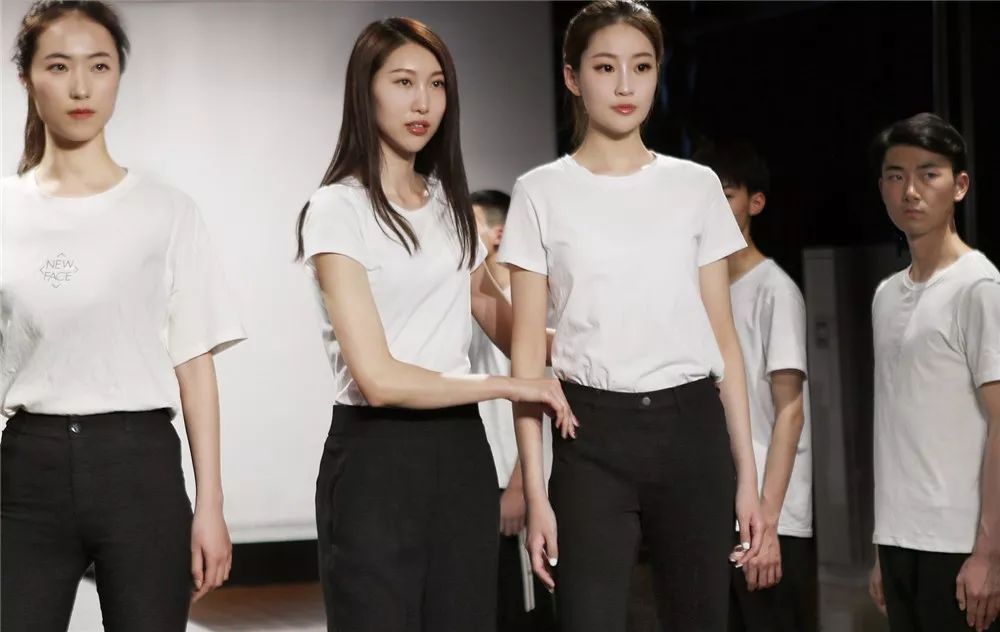 学模特跟爵士哪个有前途,学模特的好处有哪些