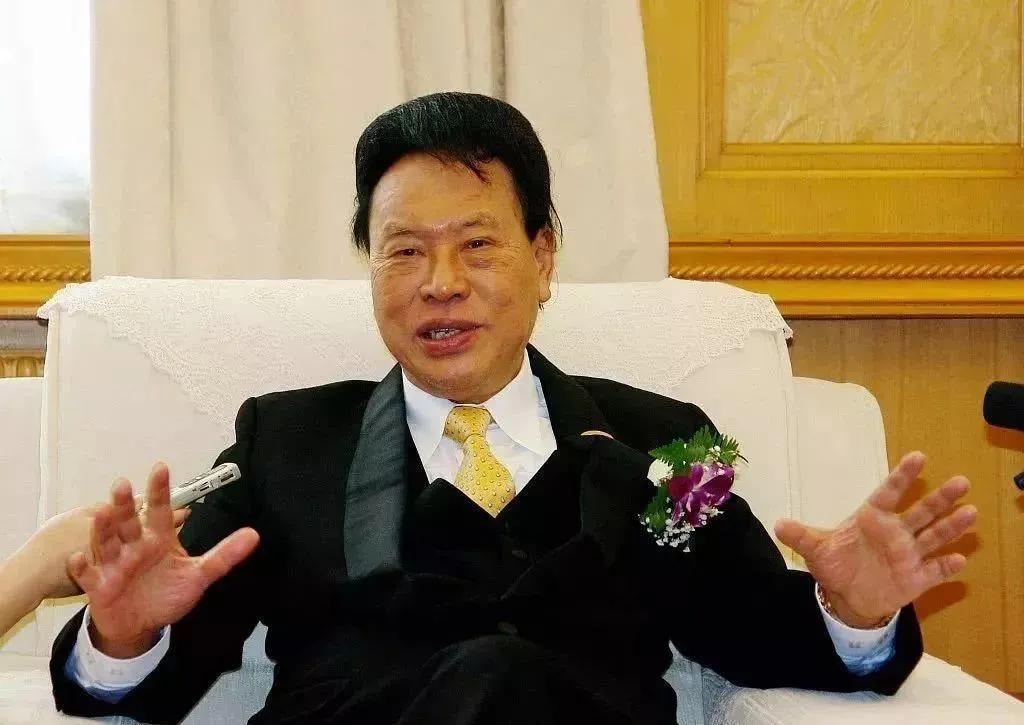 他是知名地产商，入过狱，刷过厕所，扫过马路，晚年「裸捐」