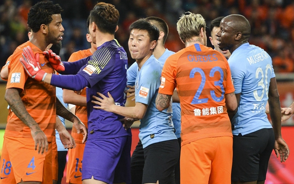 中超裁判争议判罚+红牌屡禁不止恒大鲁能输掉联赛第一场比赛