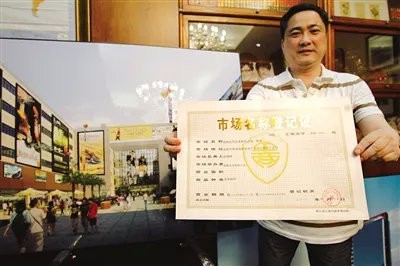 温州小伙，卖眼镜赚10亿，却欠债20亿，逃到美国又回来，为啥