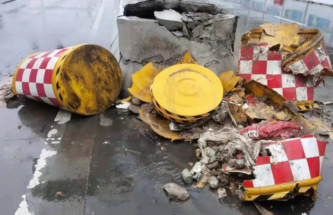 高速上撞到障碍物我应该找谁赔,高速上前方突然有障碍物