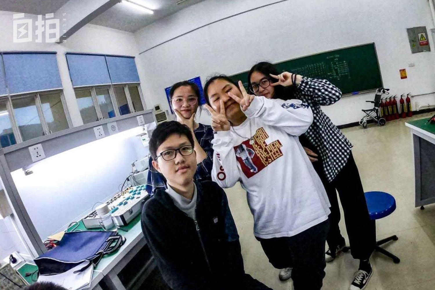 我,坐轮椅的大学生,上天能跳伞、下海能潜水,像普通人一样生活