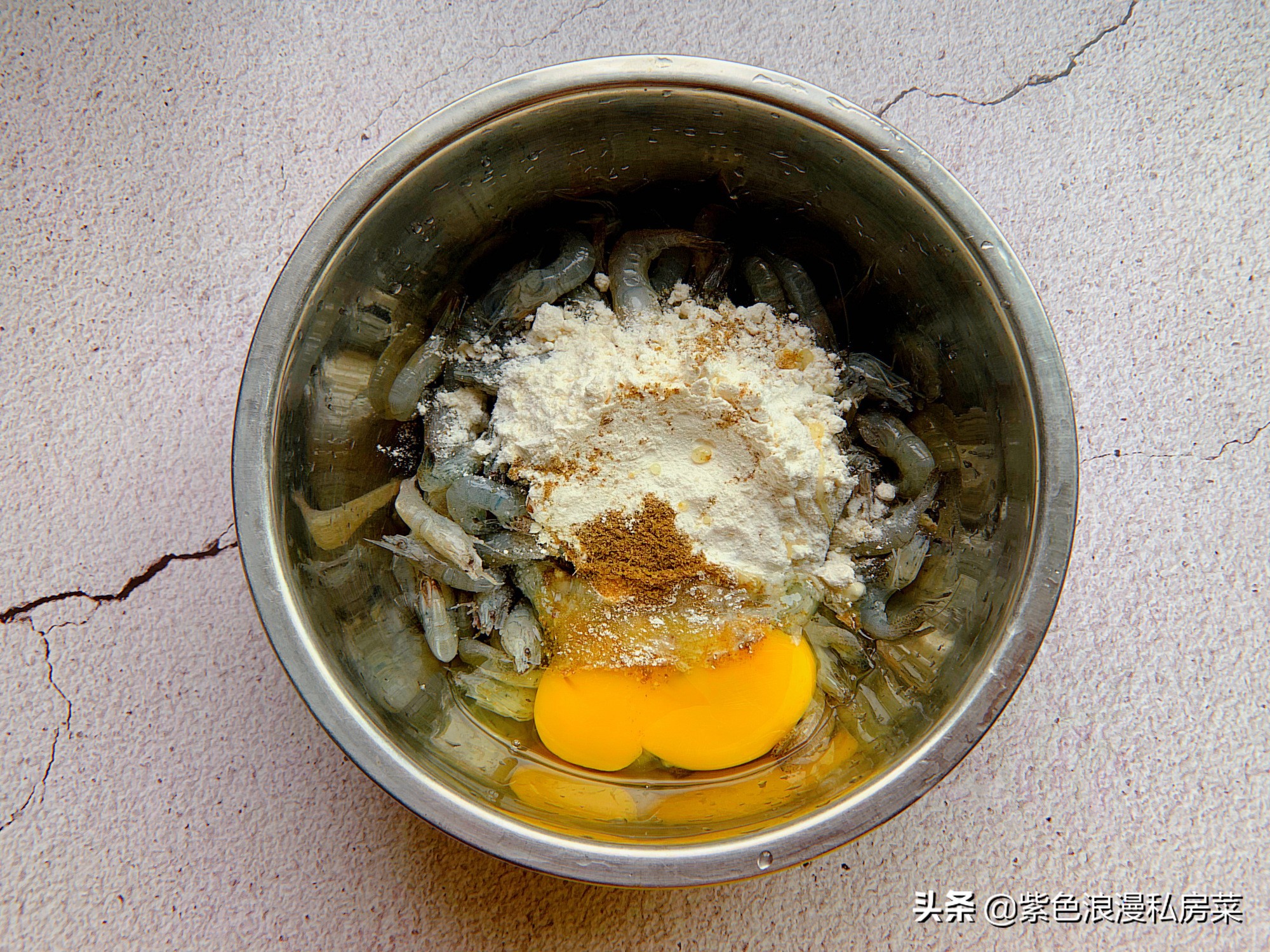 干炸小河虾金黄酥脆好吃又补钙,吃小河虾补钙是连皮一起吃吗