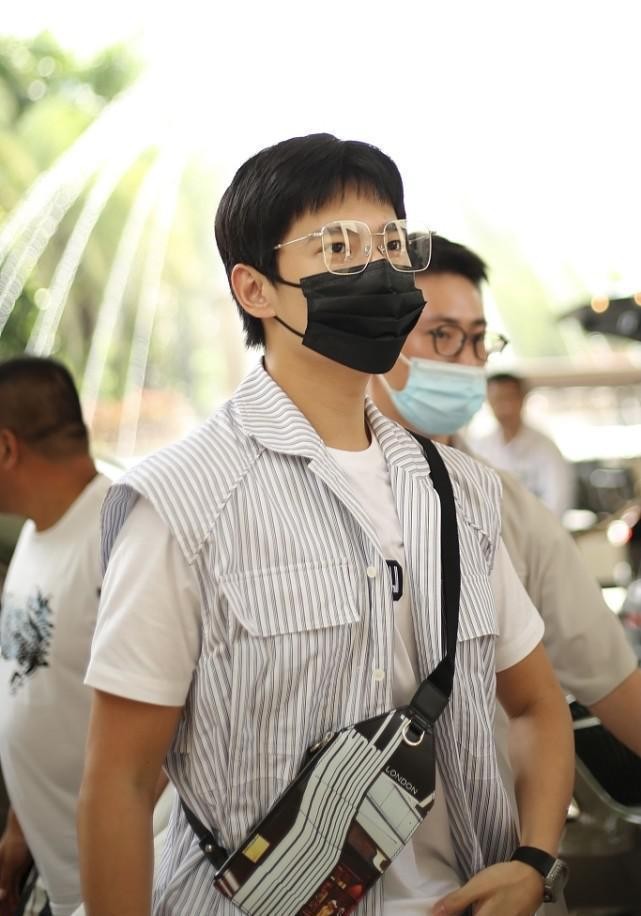 齐刘海短发男杨洋,杨洋穿的黑色马甲搭配黑色衬衣