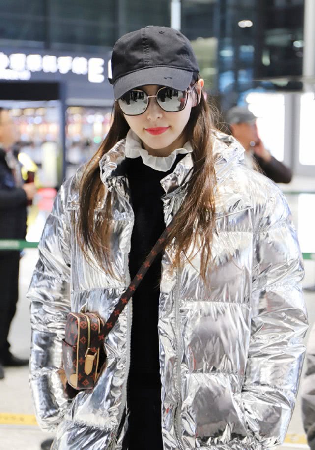 唐嫣穿银色棉服,唐嫣穿黑色羽绒服视频