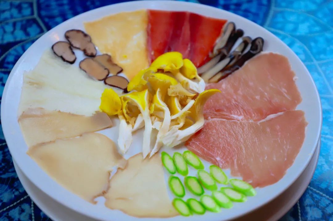 过桥米线汤底的简易做法,过桥米线汤底是什么做的