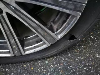 奔驰车老是爆胎是怎么回事,奔驰车160速度爆胎有没有危险