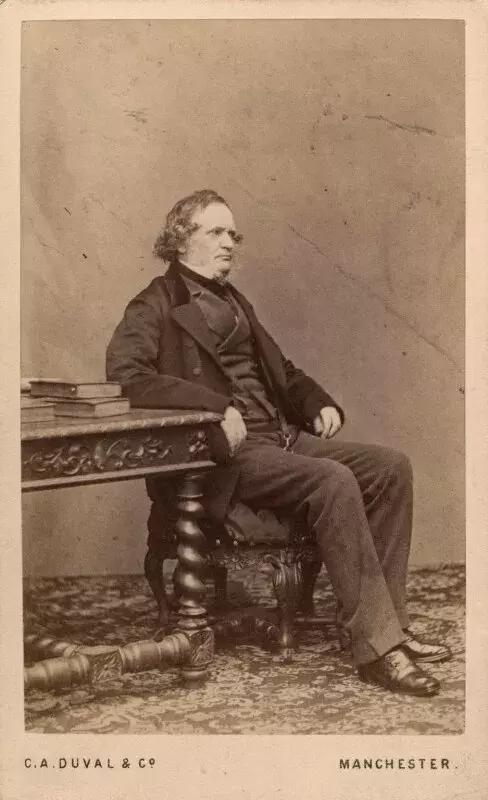 脚大不穿尖头皮鞋,脚大不怕鞋松