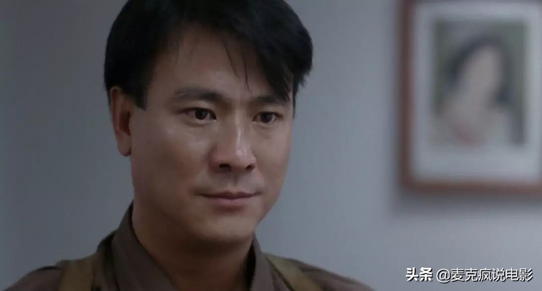 他将饰演警察当职业来做，影坛再也找不出他这样的阿sir专业户了