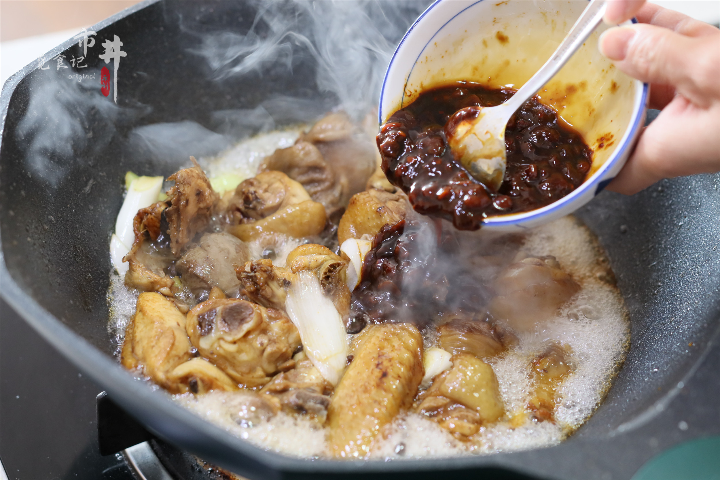 黄焖鸡怎么做汤比较浓鸡肉特别嫩,家常版黄焖鸡做酱和焖是关键