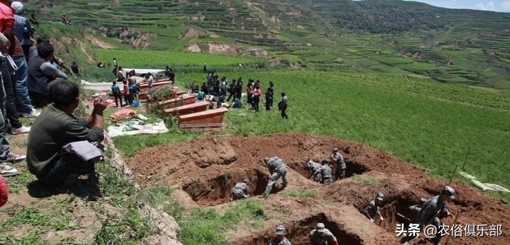 农村丧葬习俗：从选择坟地打井坑到葬后祭祀，这4件事需要多注意