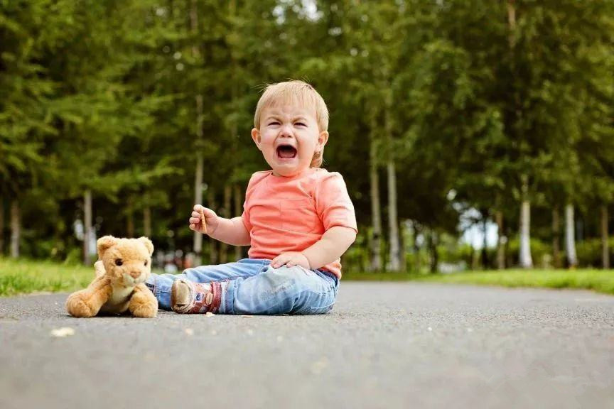 三岁半孩子暴躁易怒爱打人,三岁半孩子很爱耍脾气