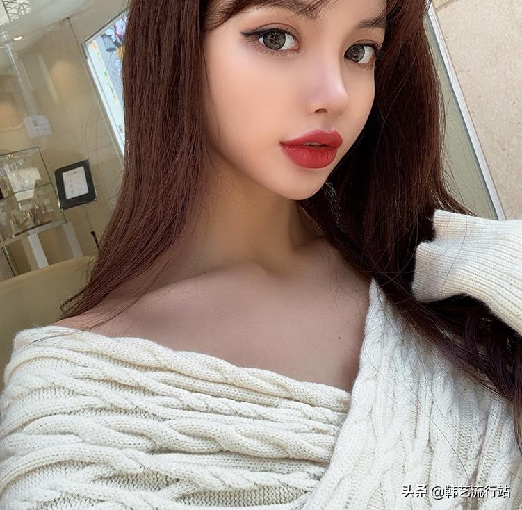 今年流行设计感毛衣,韩国设计款宽松毛衣