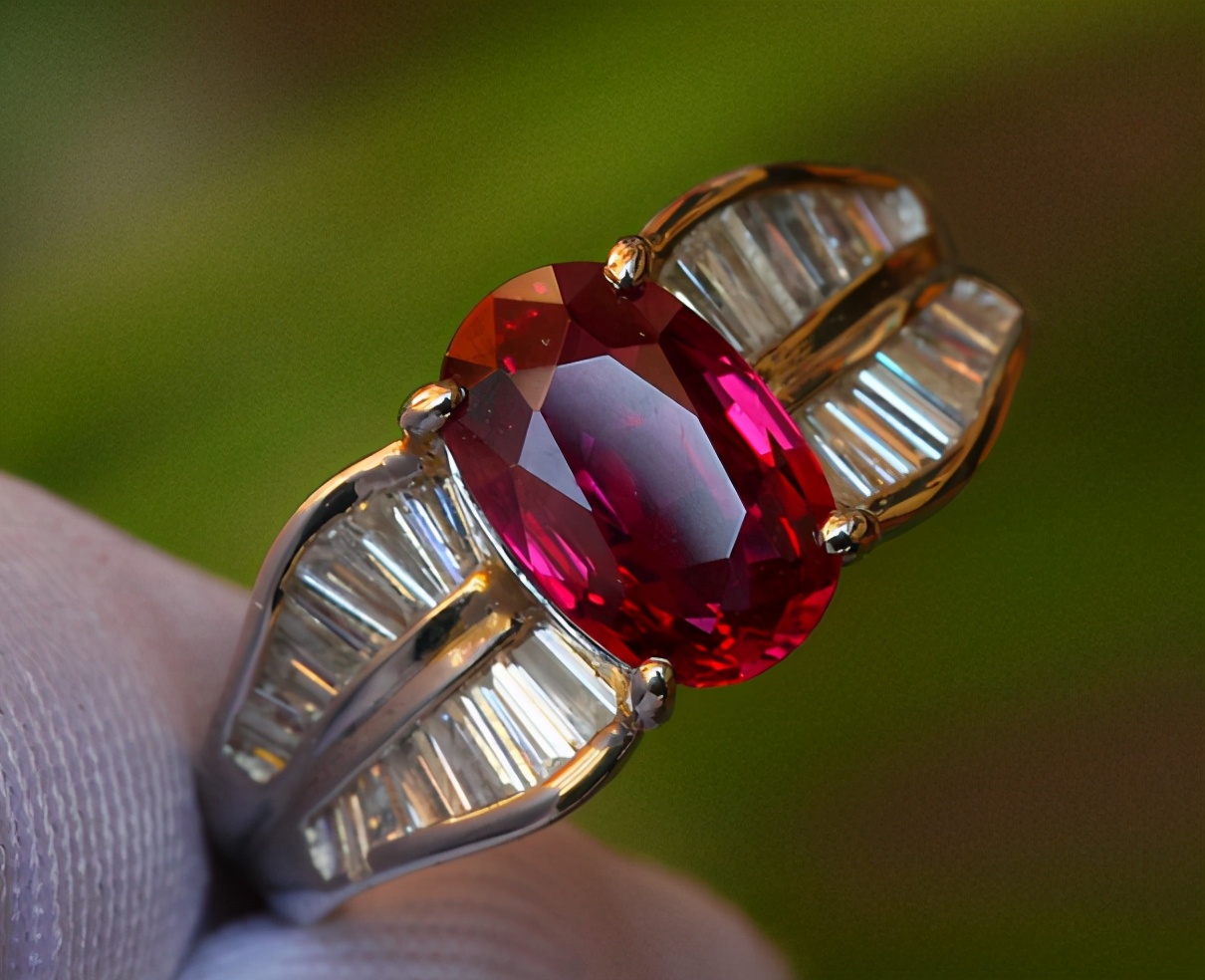 为什么英国总是把蓝宝石作为婚戒,王室贵族是如何挑选结婚戒指的