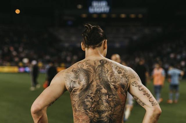 不愧是你翻译成俄语,伊布评价梅西与c罗