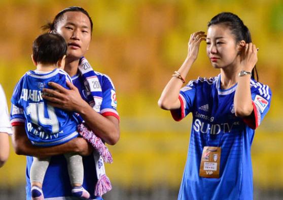 世界杯“一哭成名”的朝鲜国脚,迎娶肤白貌美空姐,如今只想造人