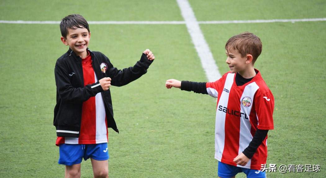 少儿足球启蒙训练方法,儿童足球热身训练10个动作青训