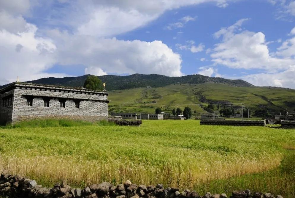 去稻城亚丁要经过哪些地方,去稻城亚丁旅游必备什么条件呢