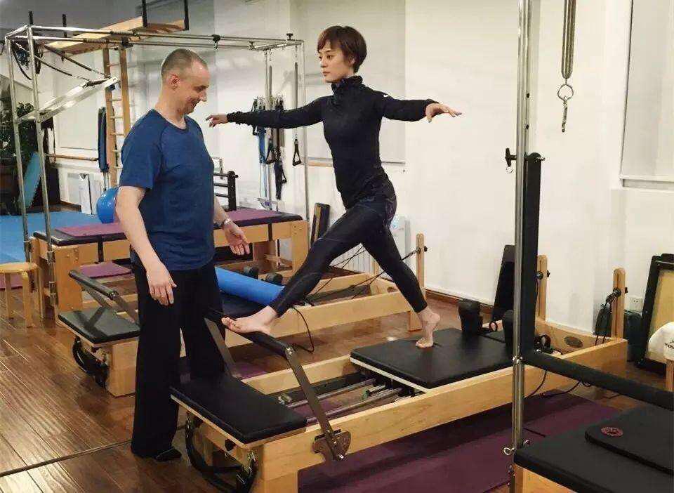 pilates普拉提器械训练,普拉提健身球卷腹