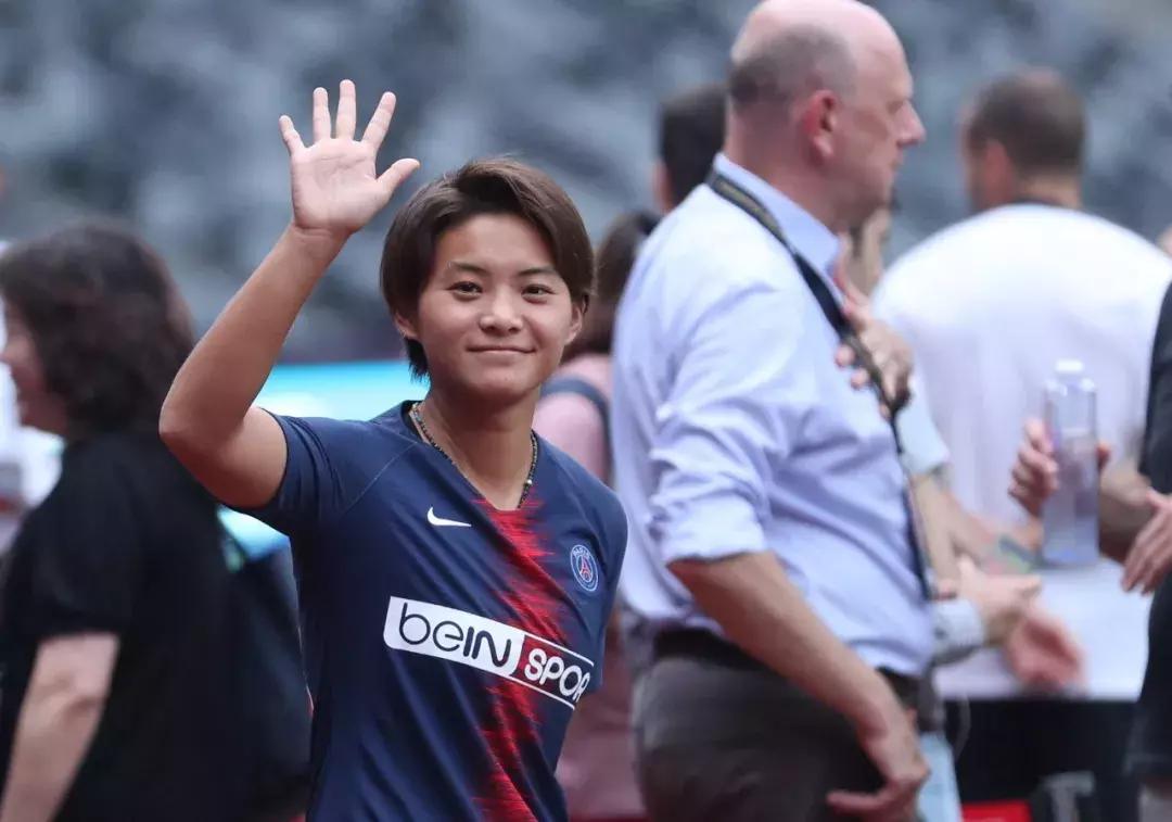 她是c罗最爱的女人,梅西和c罗谁更受女性青睐