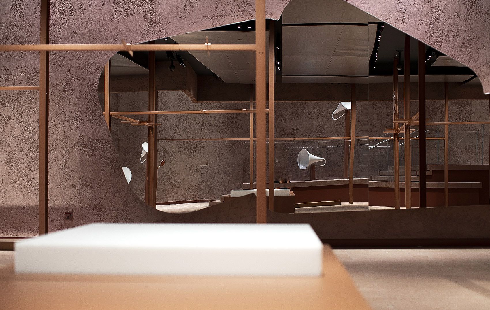 UR伦敦旗舰店，紫砂色彩提炼的空间表达了东方。