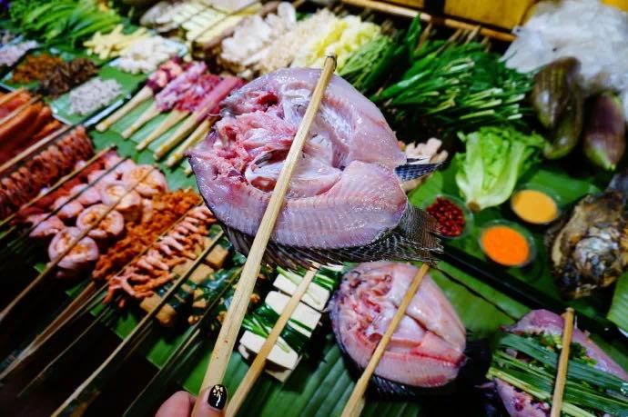 西双版纳告庄西双景星光夜市，为什么那么多人喜欢她？