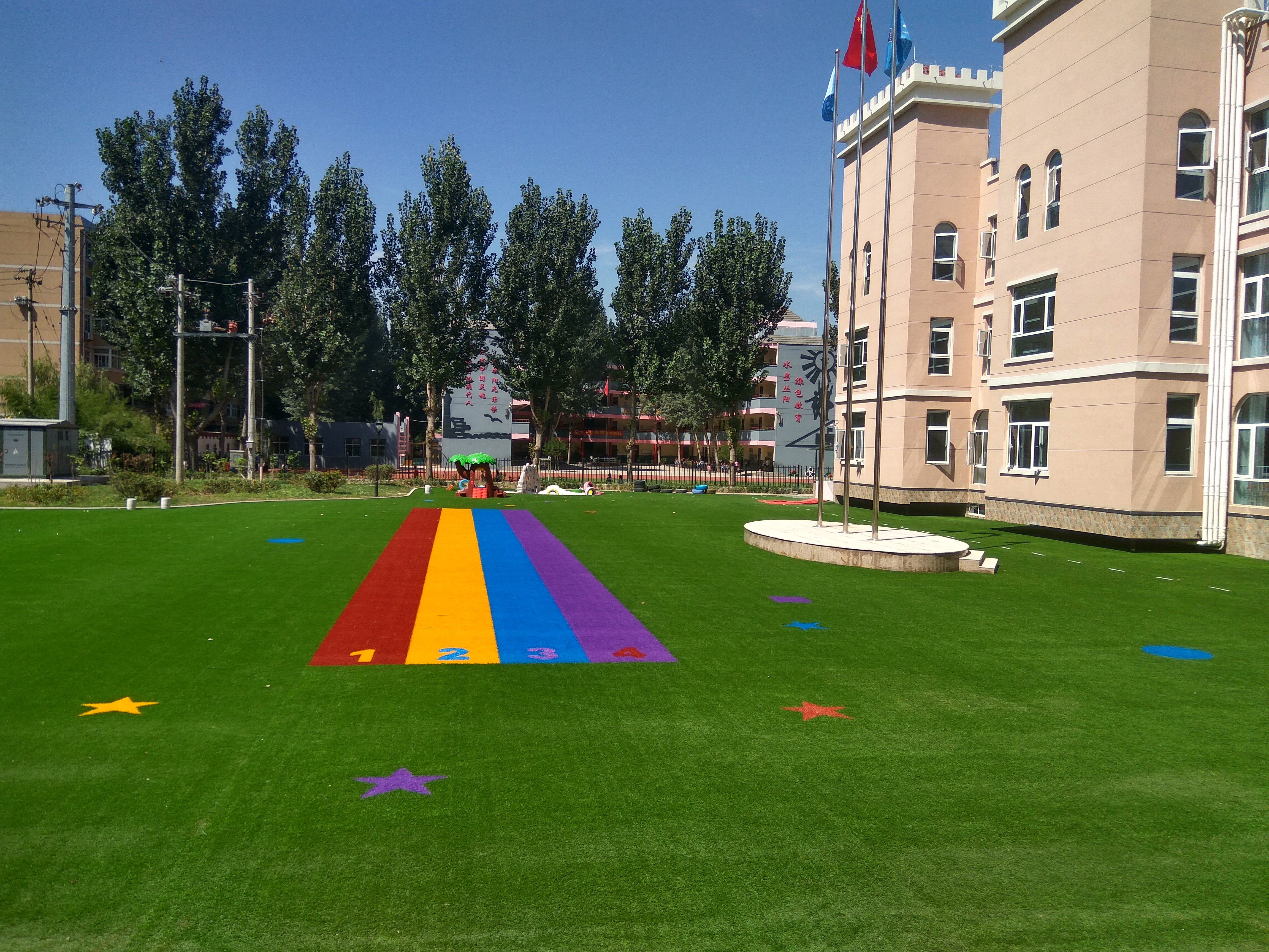 幼儿园人工草坪的优点和缺点,幼儿园人造草坪的危害
