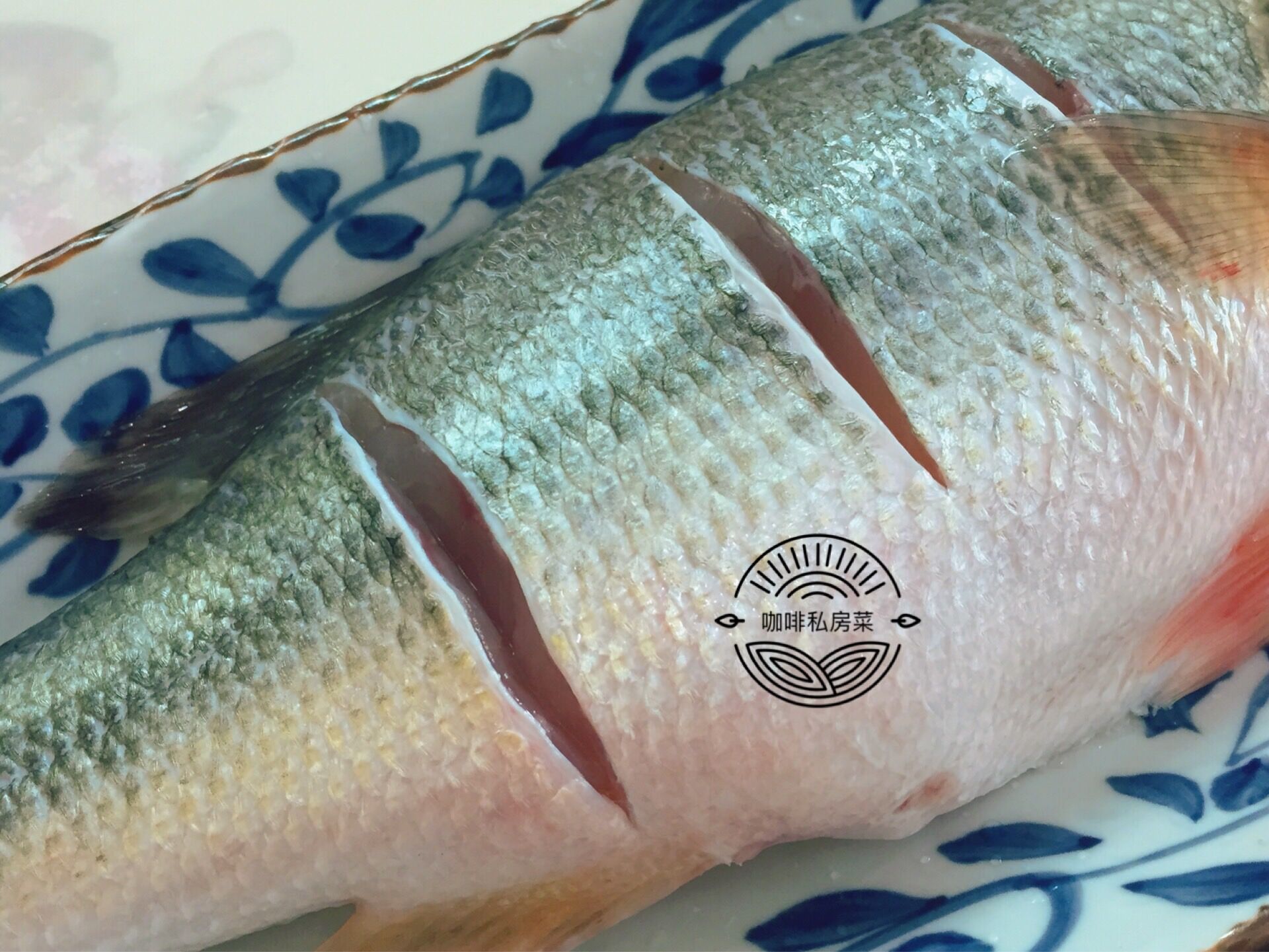 清蒸鱼是先浇热油还是先倒鱼豉油,清蒸鱼先放蒸鱼豉油还是先浇热油