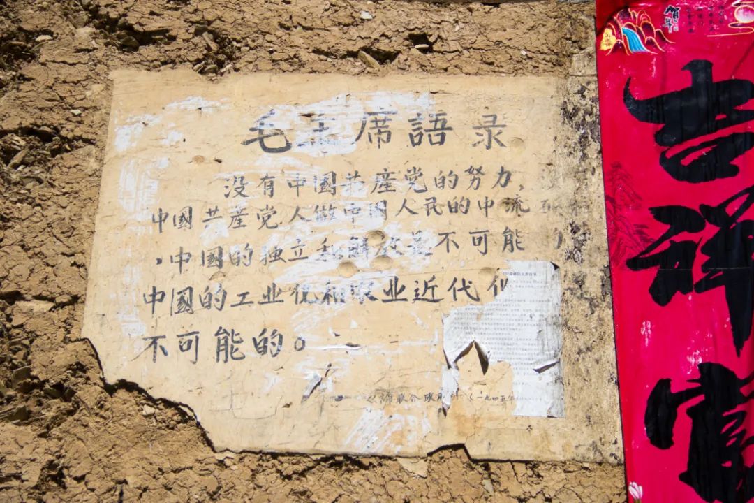 秦岭山中出现一茅屋，主人不在家，只见门口板凳上放着一个铜烟锅