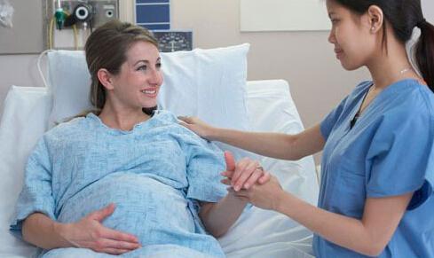 孕妇产房分娩老公陪产,在产房分娩丈夫陪产