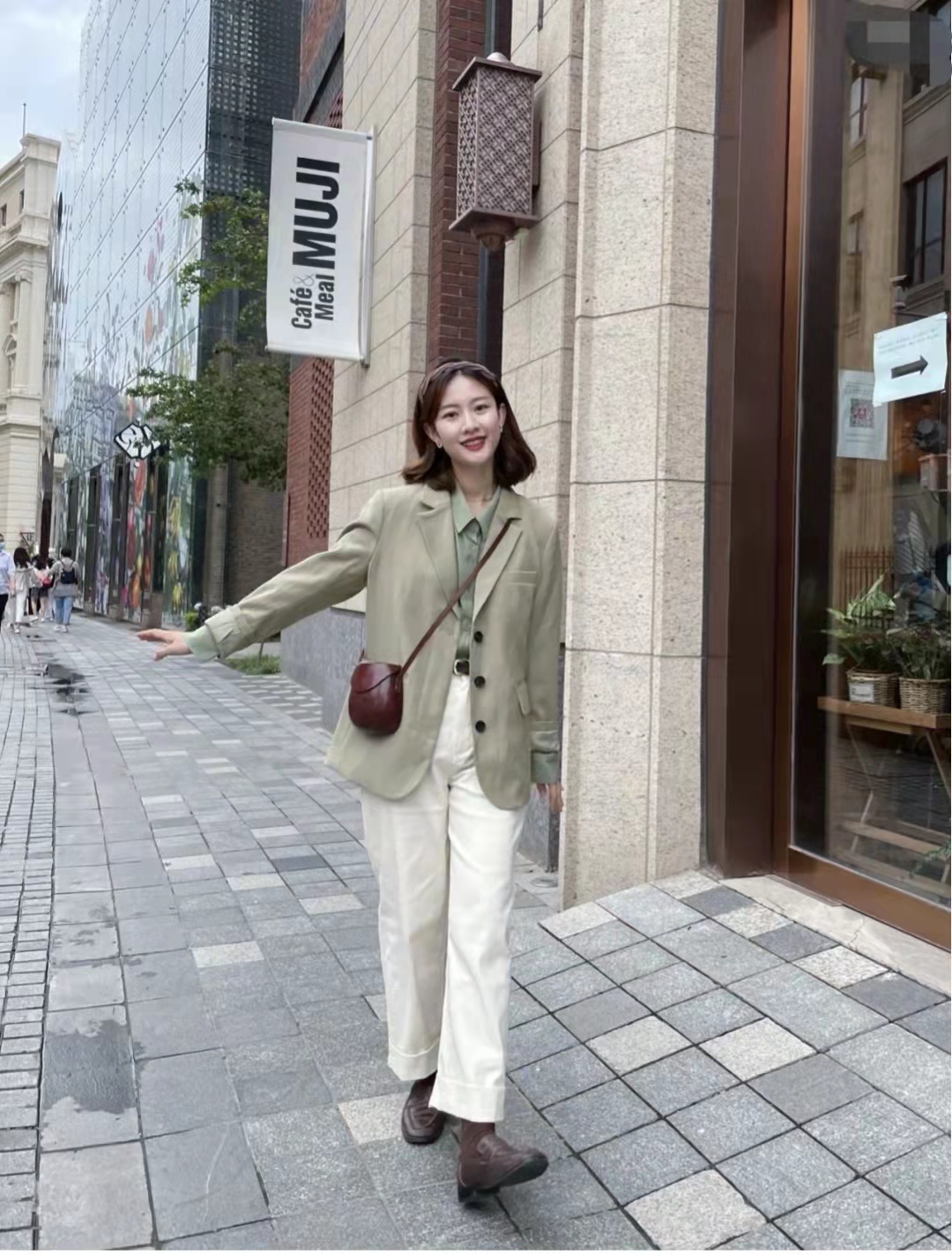 白色阔腿裤配什么颜色上衣好看,深蓝阔腿裤配白色中袖上衣好吗