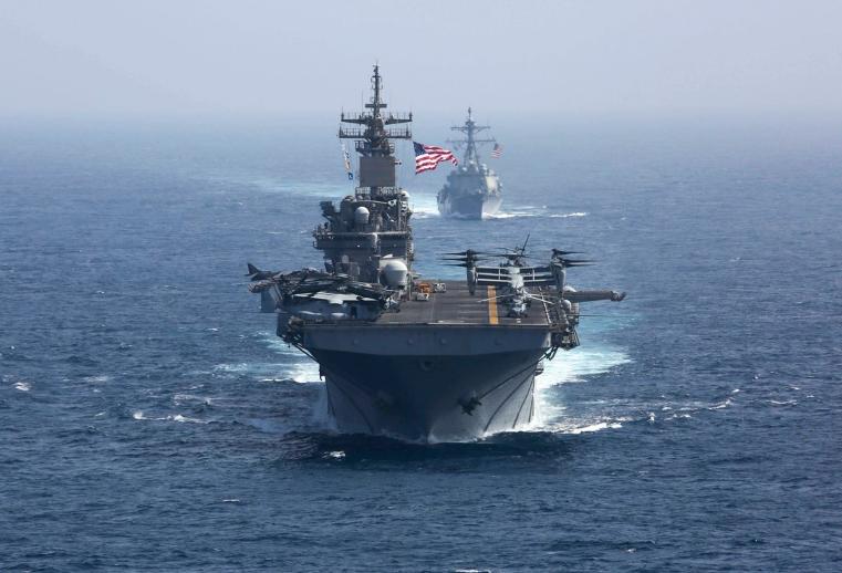 美军两栖攻击舰起火,美国二栖攻击舰和075对比