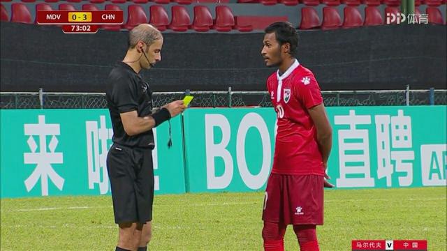 满眼都客队的球迷和广告,裁判也不待见,这到底是谁的主场?