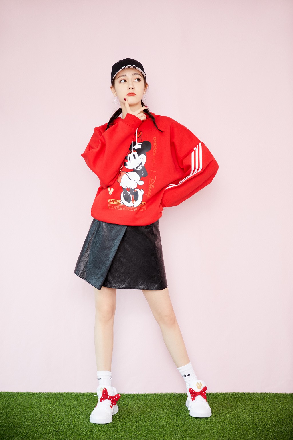 迪丽热巴穿粉色卫衣营造出少女感,迪丽热巴穿红色米老鼠卫衣